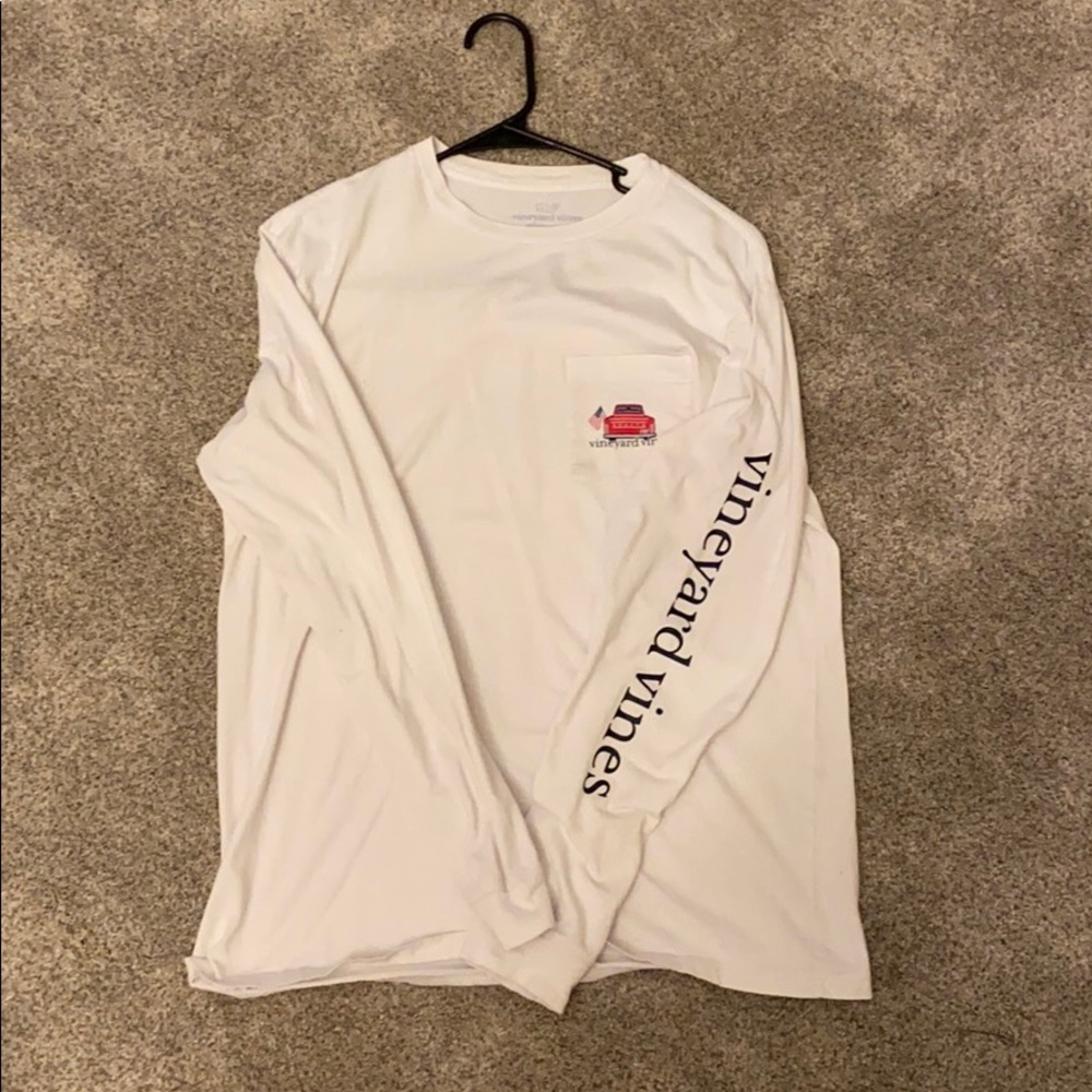White long sleeve vineyard vines shirt